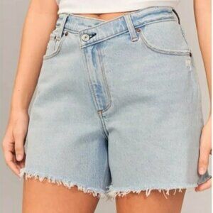 Abercrombie & Fitch Curve Love Dad short. Asymmetrical criss-cross waist